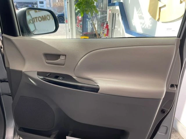 2011 Toyota Sienna 3rd Gen - Image 21 of 28