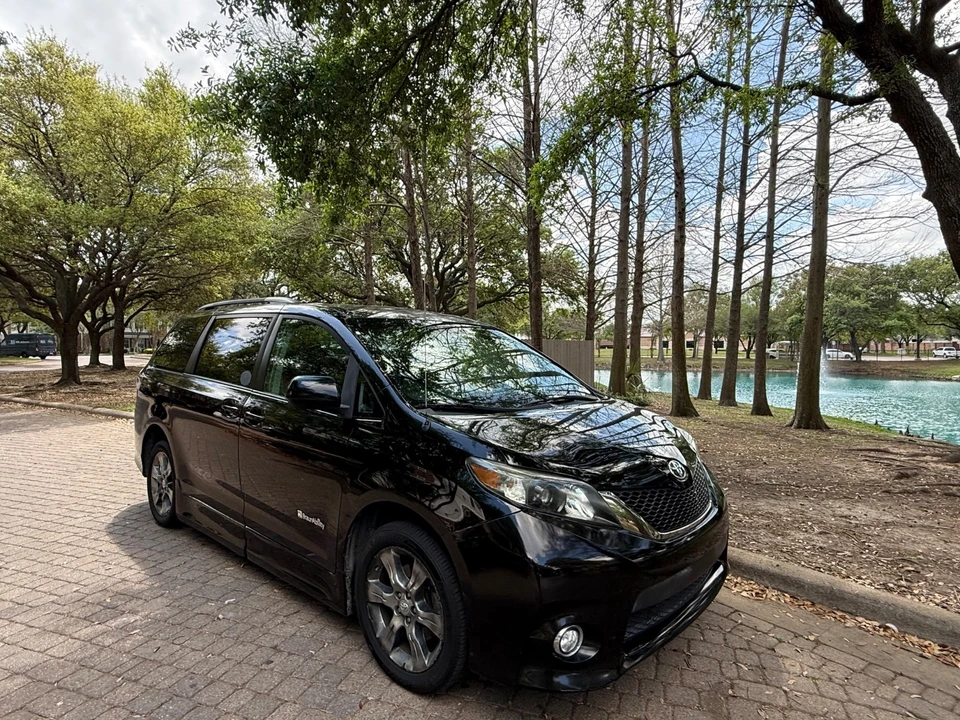2011 Toyota Sienna 3rd Gen - Image 9 of 24
