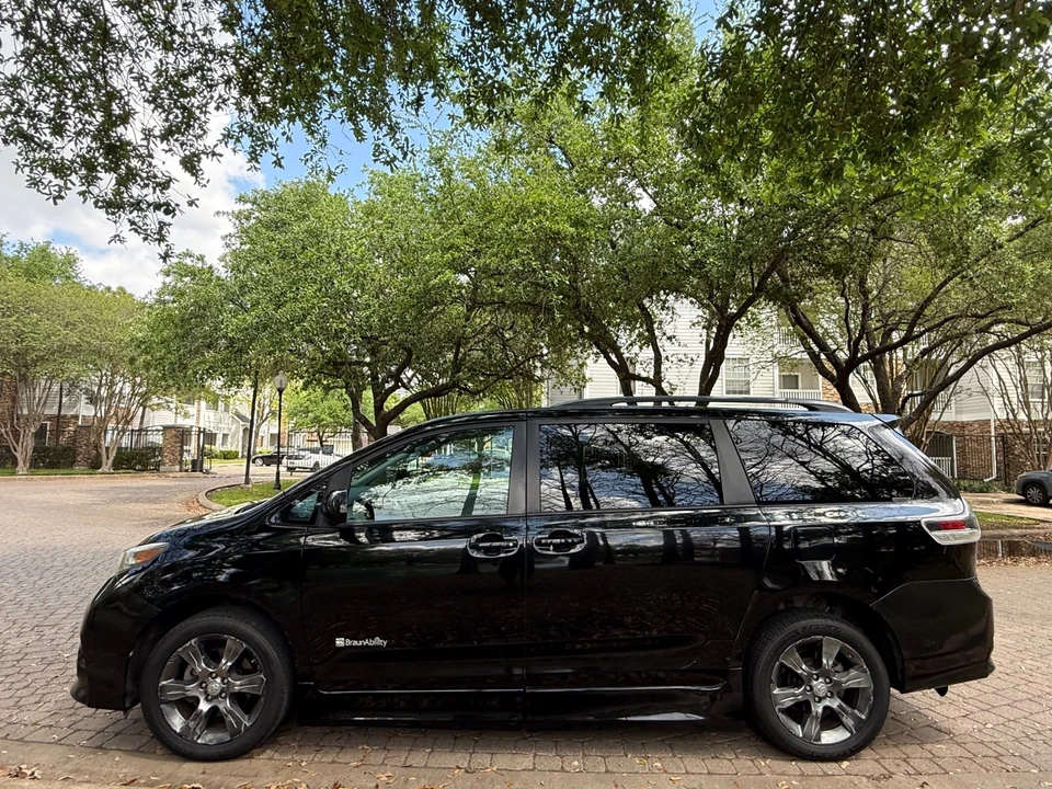 2011 Toyota Sienna 3rd Gen - Image 6 of 24