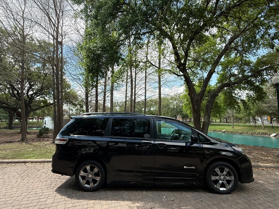 2011 Toyota Sienna 3rd Gen - Image 10 of 24