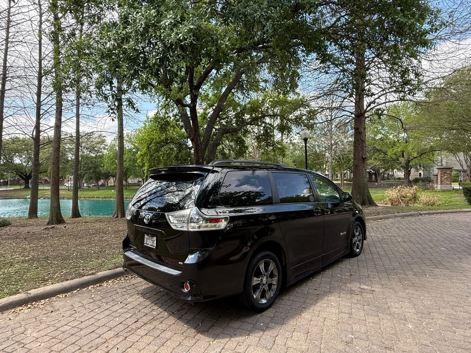 2011 Toyota Sienna 3rd Gen - Image 11 of 24