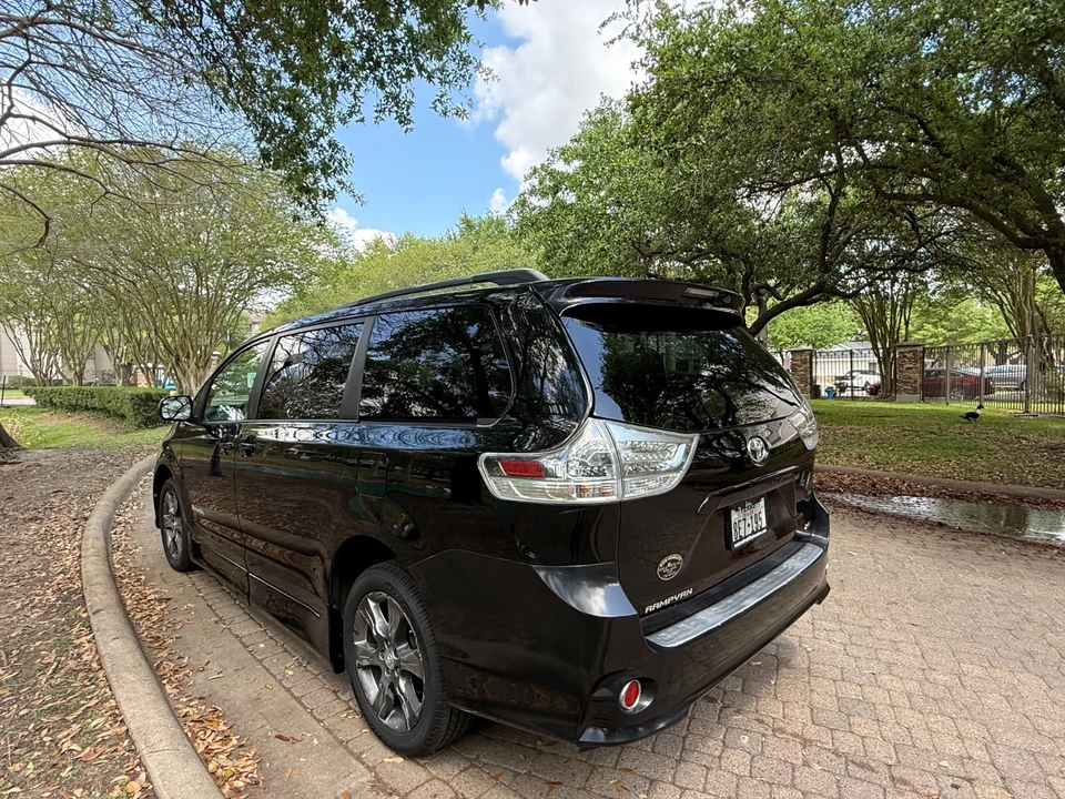 2011 Toyota Sienna 3rd Gen - Image 5 of 24