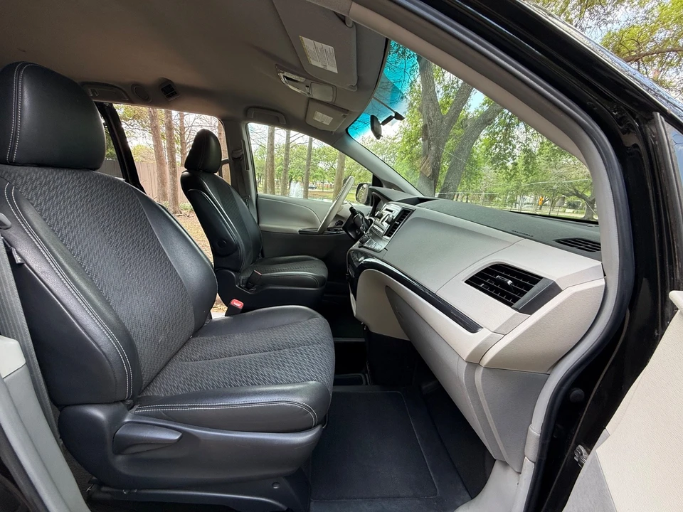2011 Toyota Sienna 3rd Gen - Image 20 of 24