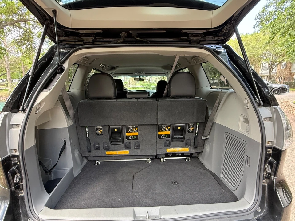 2011 Toyota Sienna 3rd Gen - Image 16 of 24