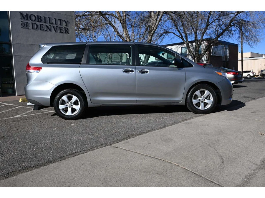 2011 Toyota Sienna 3rd Gen - Image 5 of 12