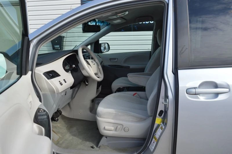2011 Toyota Sienna 3rd Gen - Image 10 of 12