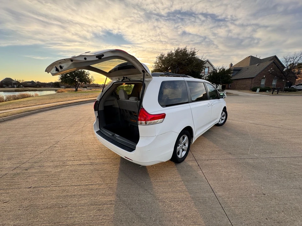 2011 Toyota Sienna 3rd Gen - Image 14 of 21
