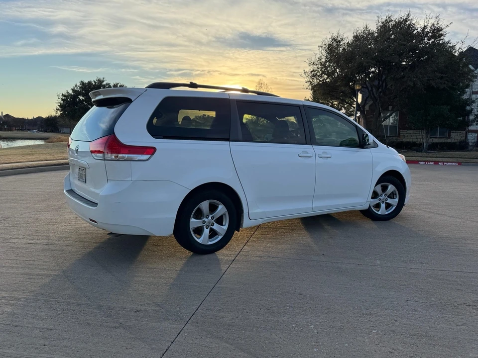2011 Toyota Sienna 3rd Gen - Image 4 of 21