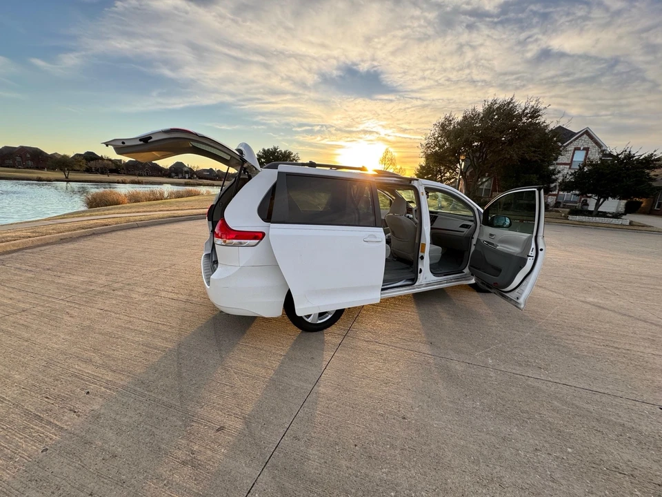 2011 Toyota Sienna 3rd Gen - Image 15 of 21
