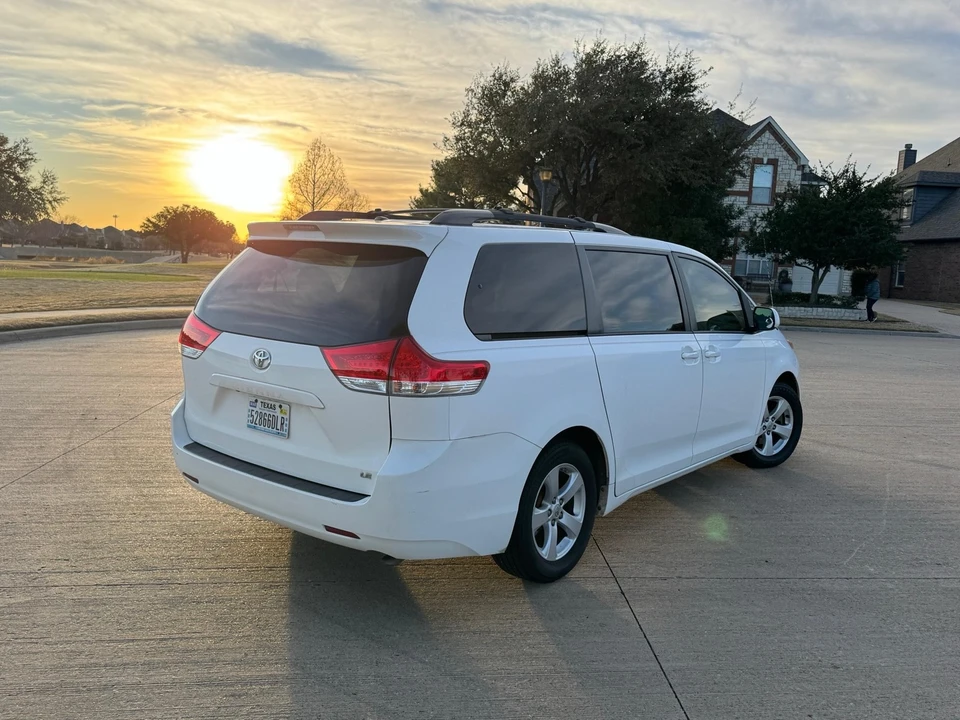 2011 Toyota Sienna 3rd Gen - Image 5 of 21
