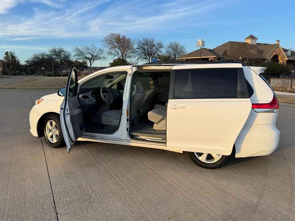 2011 Toyota Sienna 3rd Gen - Image 11 of 21