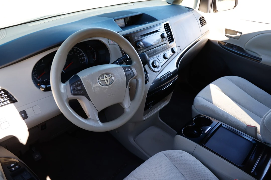 2011 Toyota Sienna 3rd Gen - Image 4 of 12
