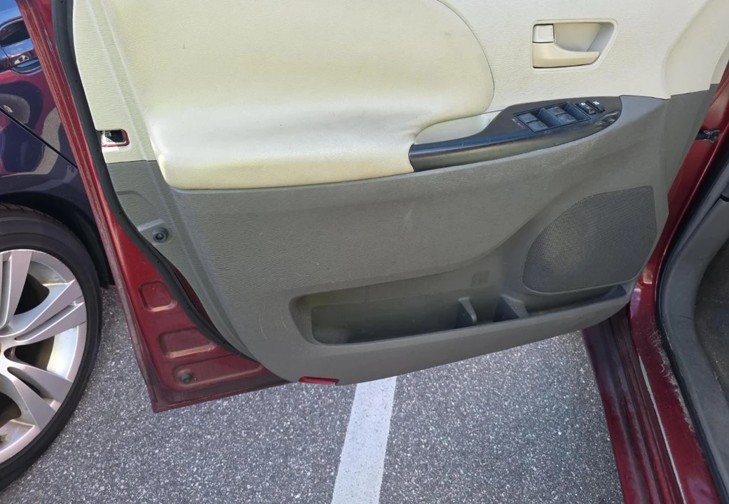 2011 Toyota Sienna 3rd Gen - Image 10 of 14