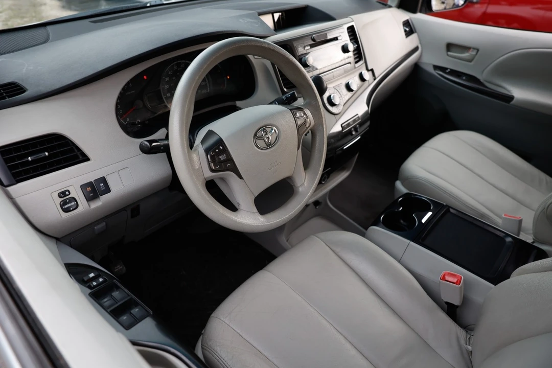 2011 Toyota Sienna 3rd Gen - Image 4 of 12