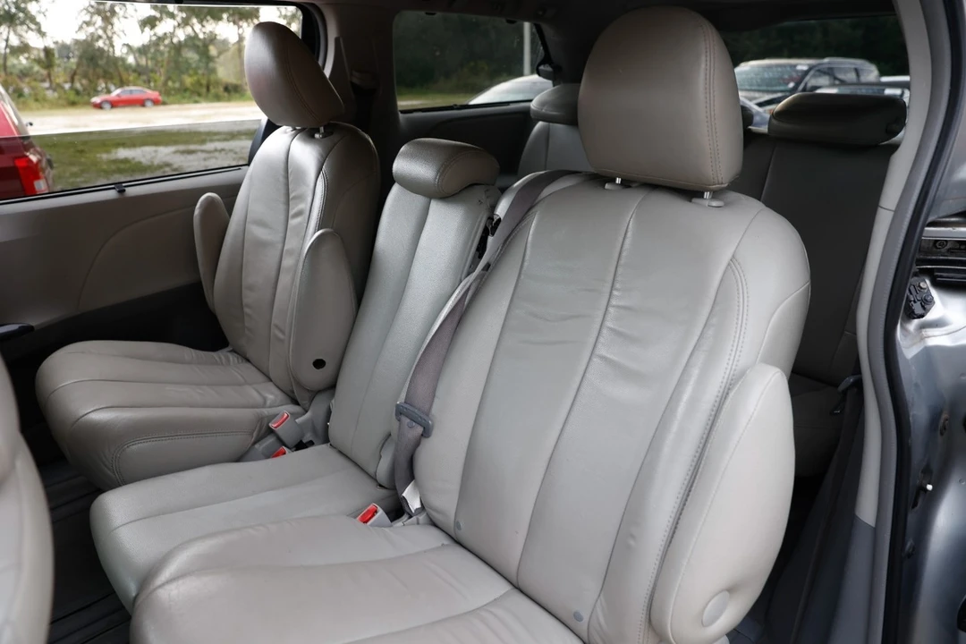 2011 Toyota Sienna 3rd Gen - Image 8 of 12