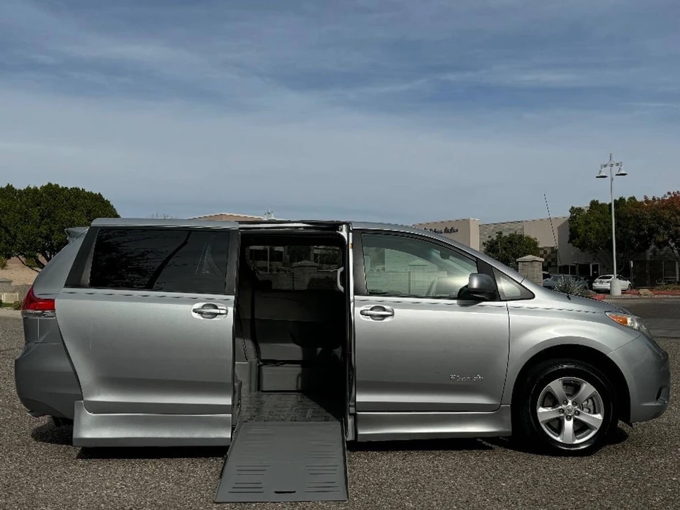 2011 Toyota Sienna 3rd Gen - Image 3 of 16
