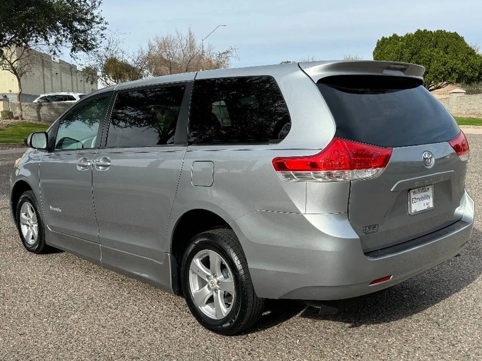 2011 Toyota Sienna 3rd Gen - Image 13 of 16
