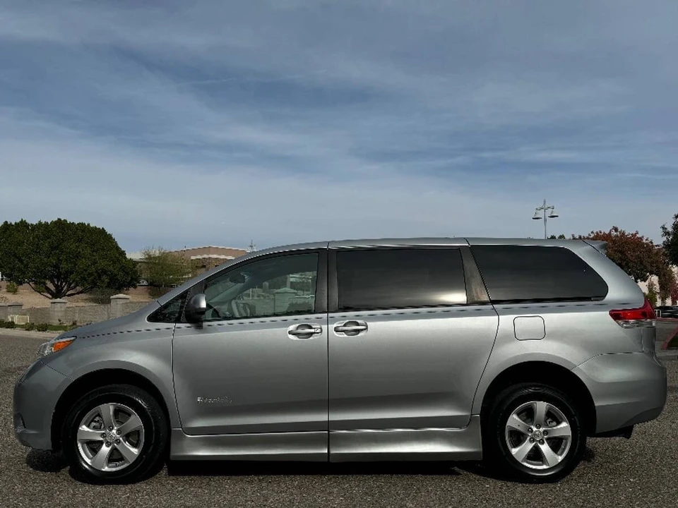 2011 Toyota Sienna 3rd Gen - Image 12 of 16