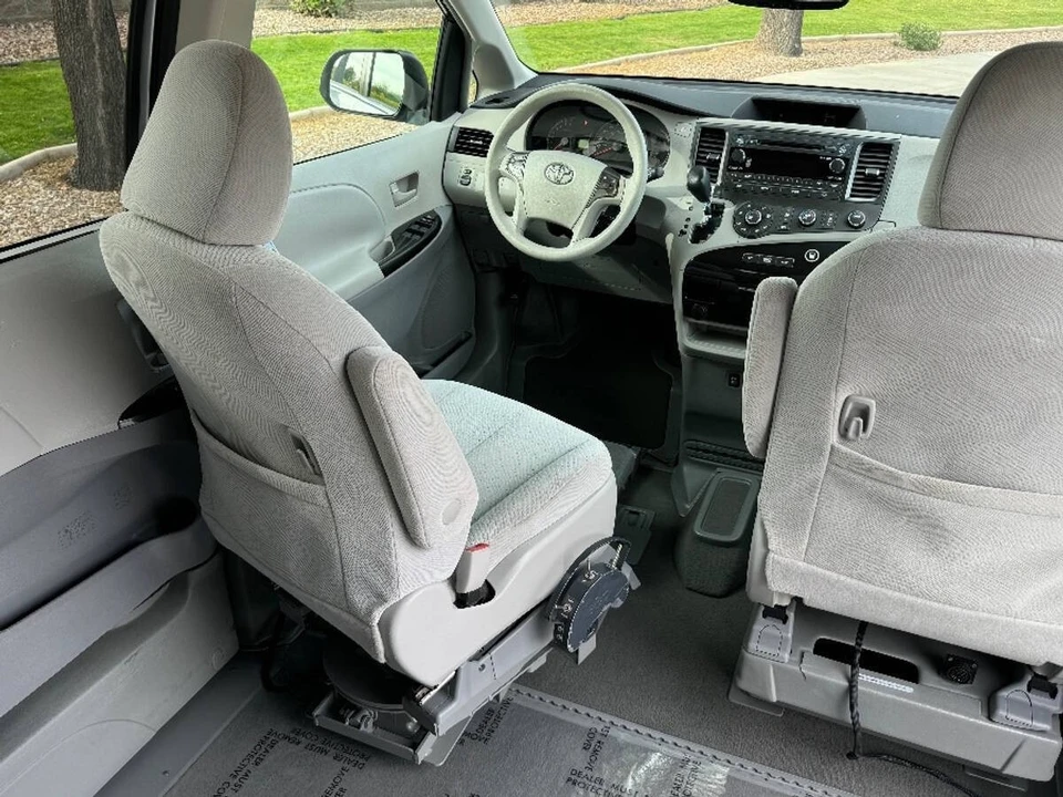 2011 Toyota Sienna 3rd Gen - Image 9 of 16
