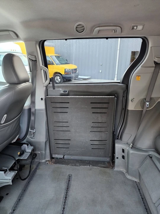 2011 Toyota Sienna 3rd Gen - Image 17 of 21
