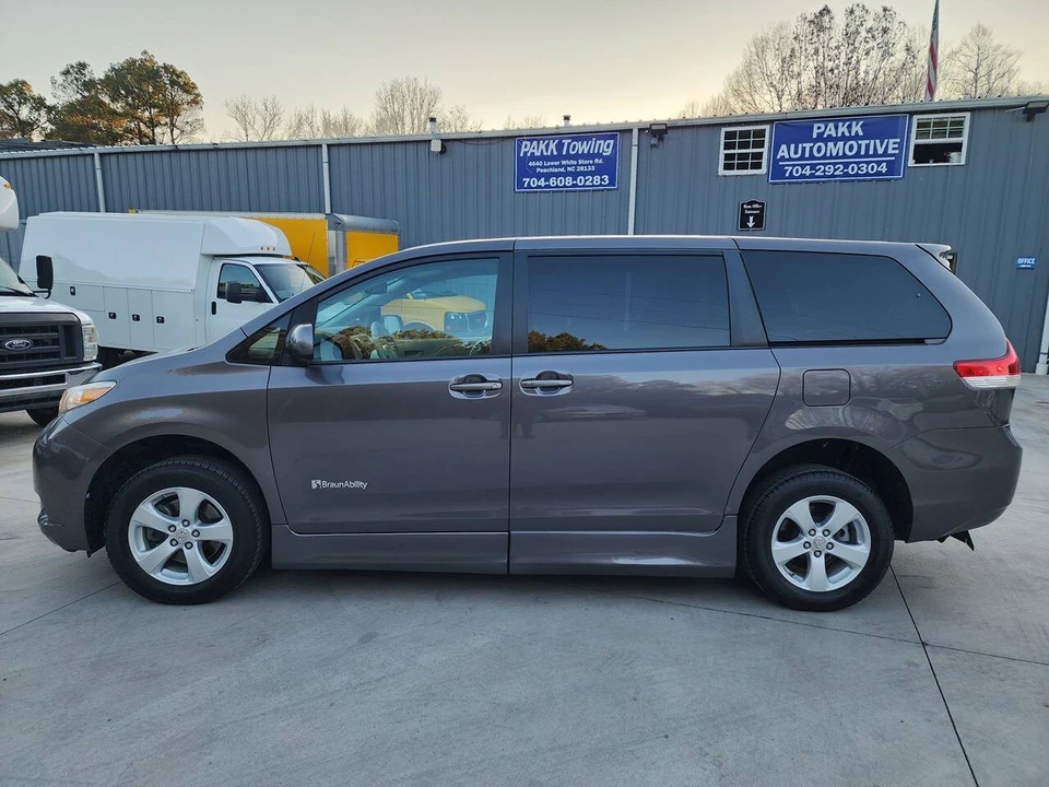 2011 Toyota Sienna 3rd Gen - Image 4 of 21