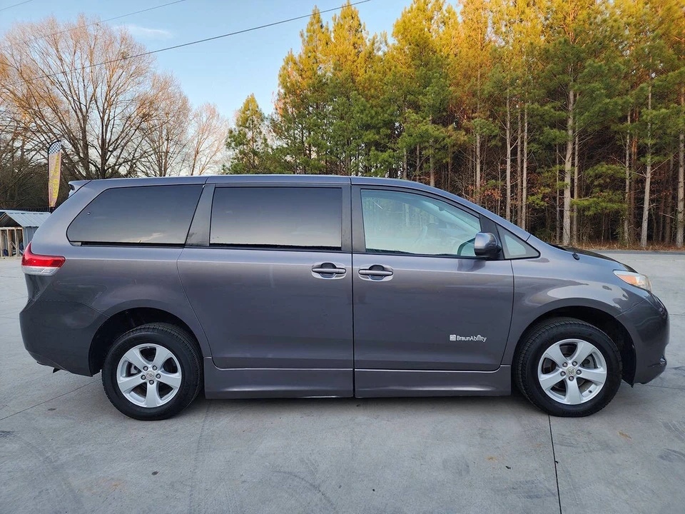 2011 Toyota Sienna 3rd Gen - Image 8 of 21
