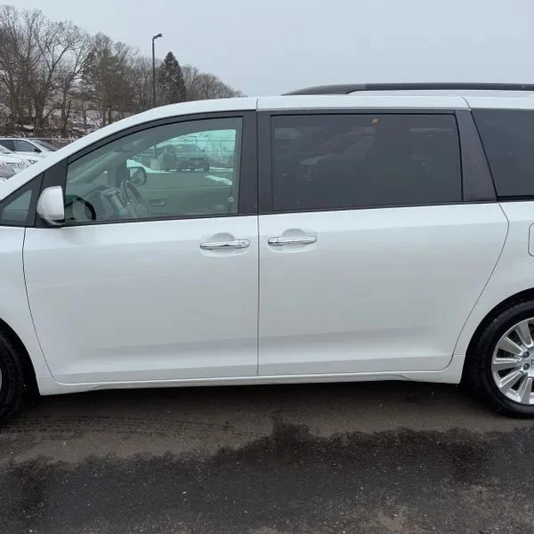 2011 Toyota Sienna 3rd Gen - Image 4 of 12