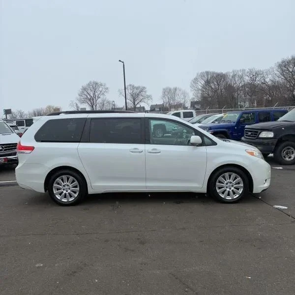 2011 Toyota Sienna 3rd Gen - Image 10 of 12