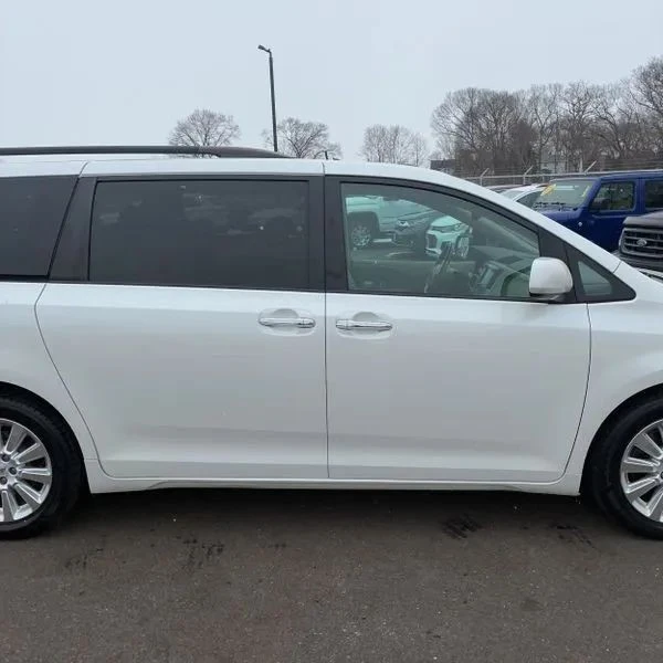 2011 Toyota Sienna 3rd Gen - Image 11 of 12