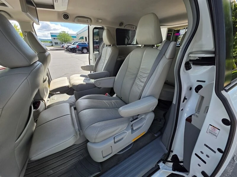 2011 Toyota Sienna 3rd Gen - Image 15 of 21