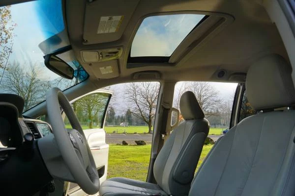 2011 Toyota Sienna 3rd Gen - Image 12 of 21