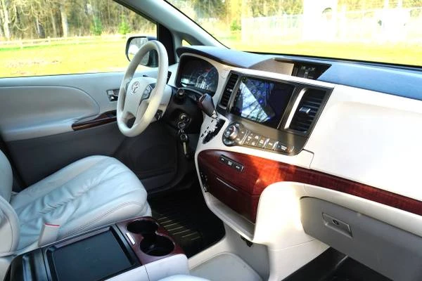 2011 Toyota Sienna 3rd Gen - Image 14 of 21