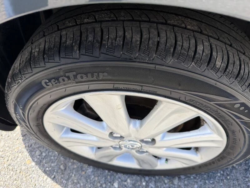 2011 Toyota Yaris - Image 11 of 21