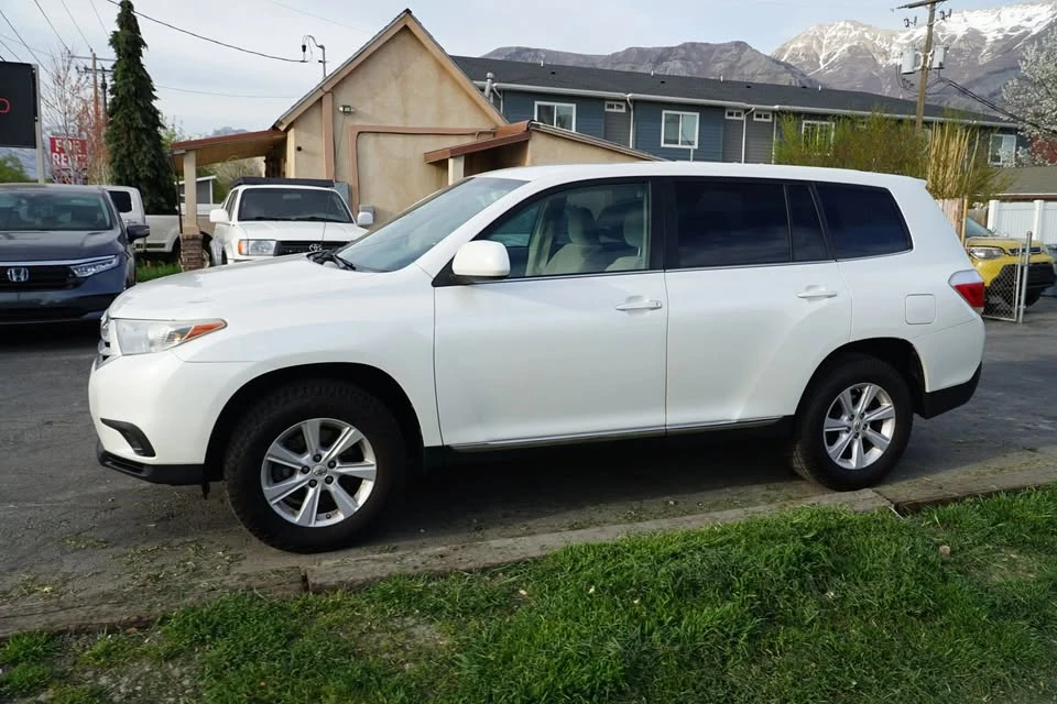 2011 Toyota Highlander - Image 2 of 20