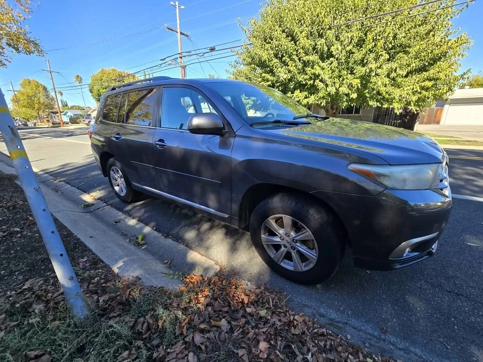2011 Toyota Highlander - Image 2 of 13