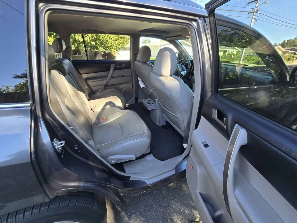 2011 Toyota Highlander - Image 12 of 13