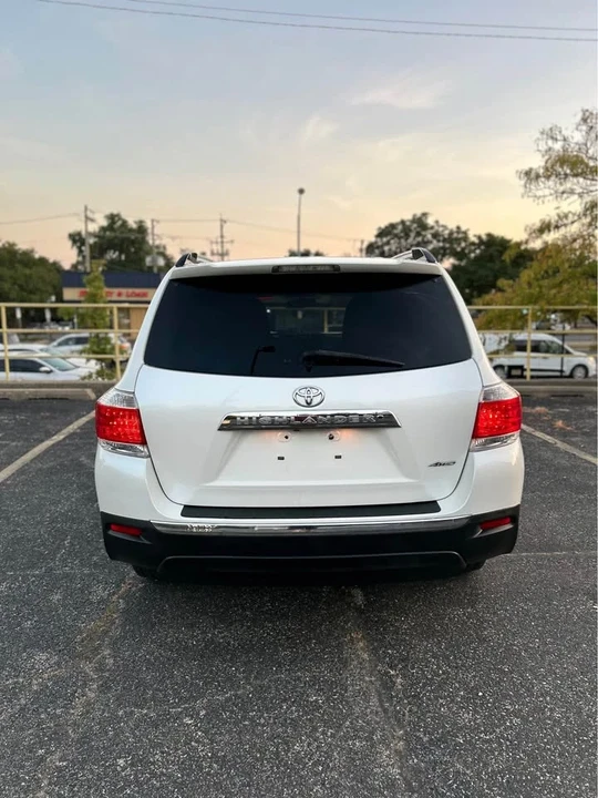 2011 Toyota Highlander - Image 8 of 19