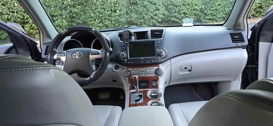 2011 Toyota Highlander - Image 10 of 19