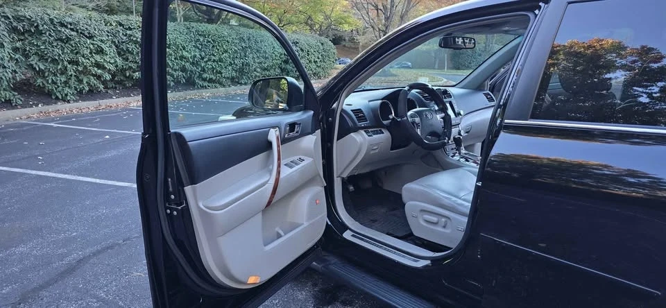2011 Toyota Highlander - Image 7 of 19