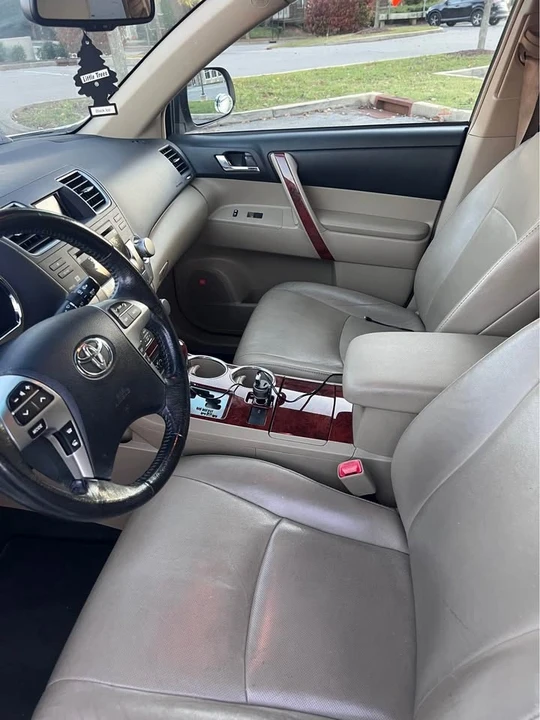 2011 Toyota Highlander - Image 10 of 12