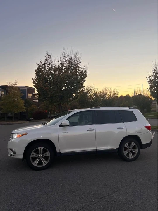 2011 Toyota Highlander - Image 8 of 12