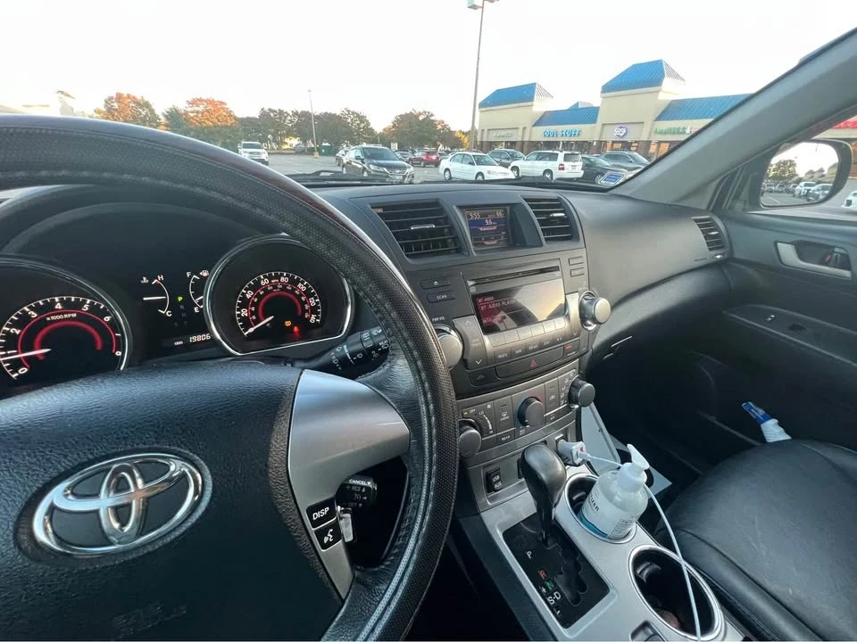 2011 Toyota Highlander - Image 12 of 16
