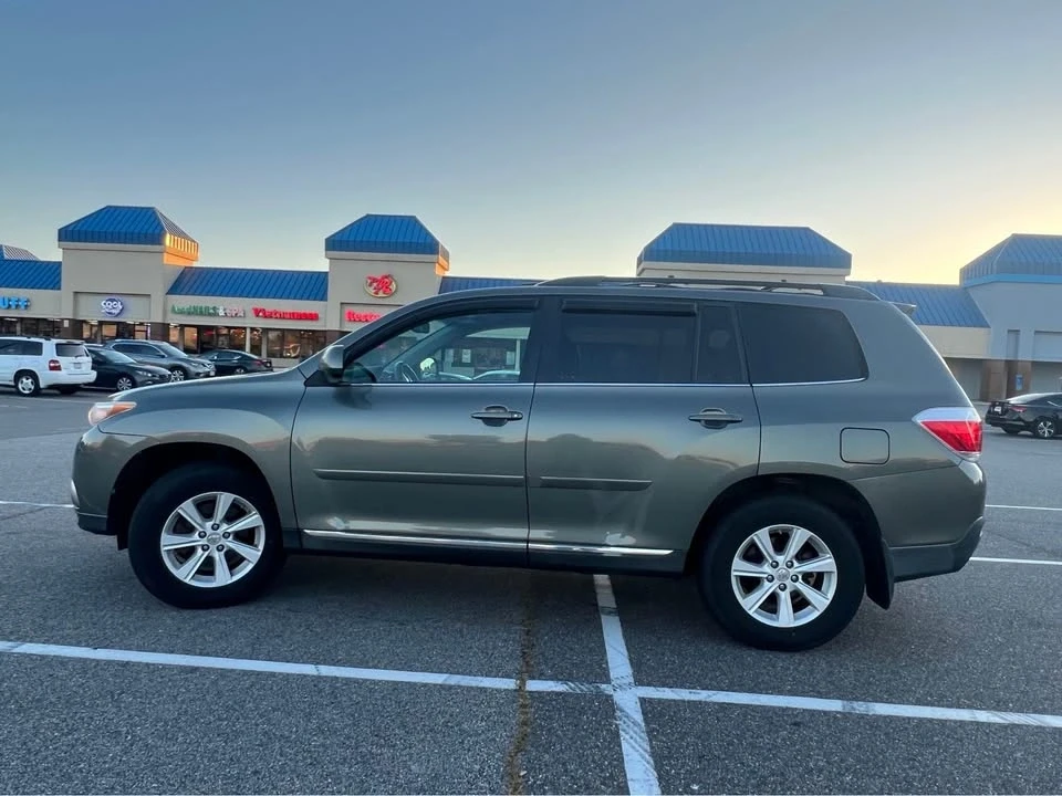 2011 Toyota Highlander - Image 8 of 16