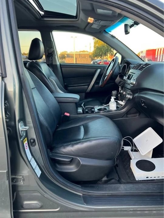 2011 Toyota Highlander - Image 10 of 16
