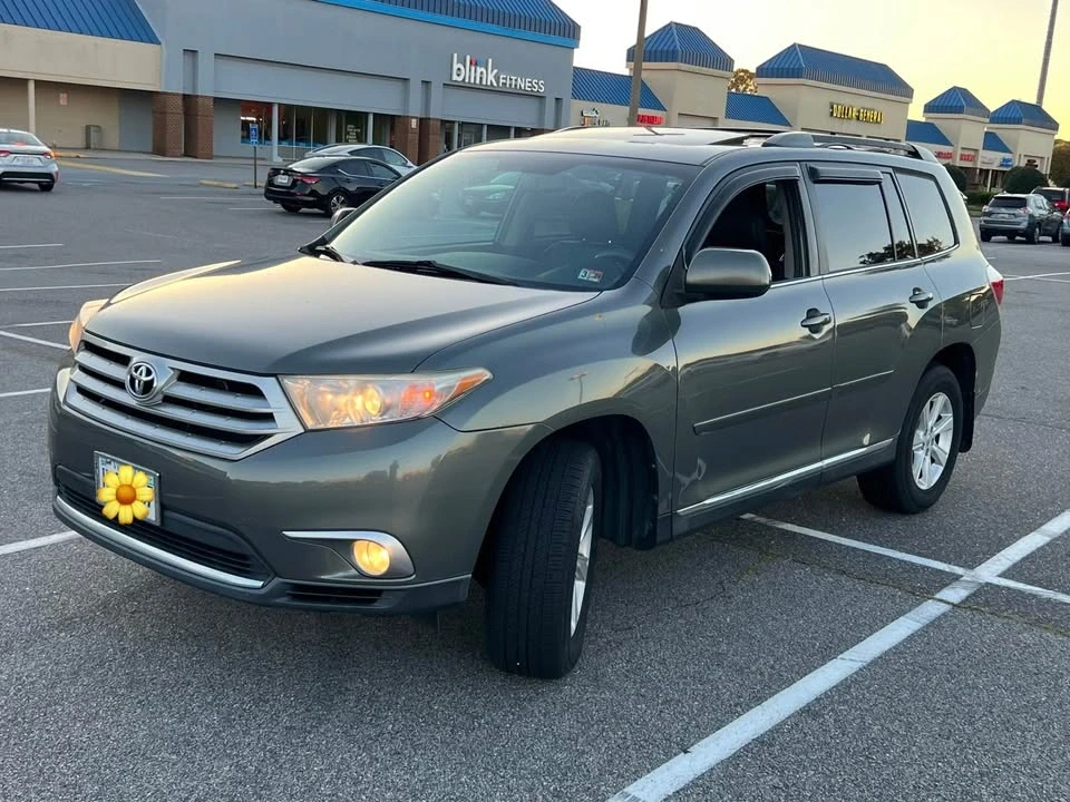 2011 Toyota Highlander - Image 2 of 16