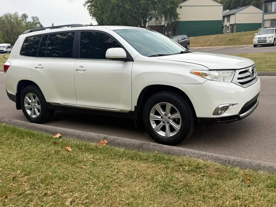2011 Toyota Highlander - Image 2 of 16