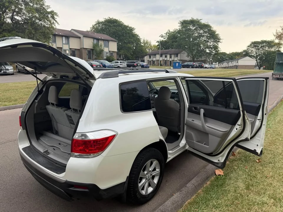 2011 Toyota Highlander - Image 12 of 16