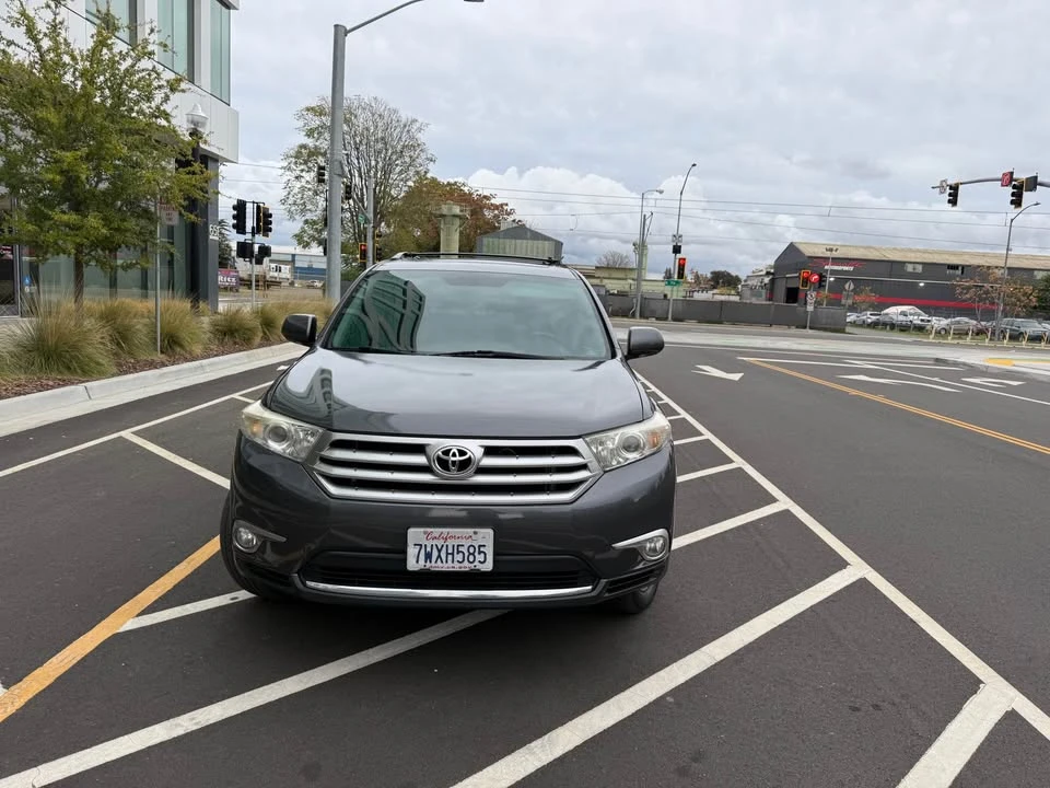 2011 Toyota Highlander - Image 2 of 17