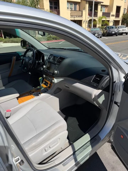 2011 Toyota Highlander - Image 13 of 18