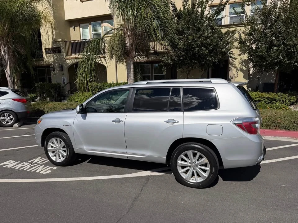 2011 Toyota Highlander - Image 2 of 18
